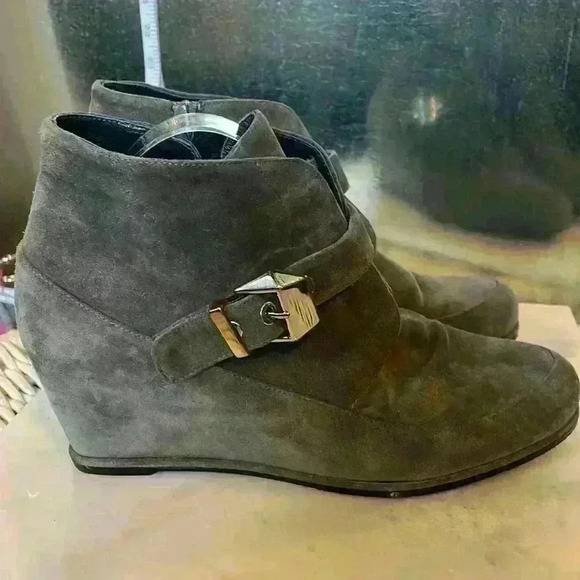 STUART WEITZMAN 9.5 grey suede heeled bootie. Side zip. - Picture 1 of 14